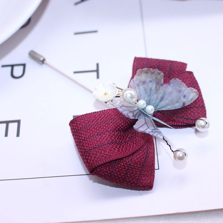 Cài áo nơ bướm đỏ