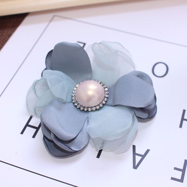 Cài áo hoa vải xanh