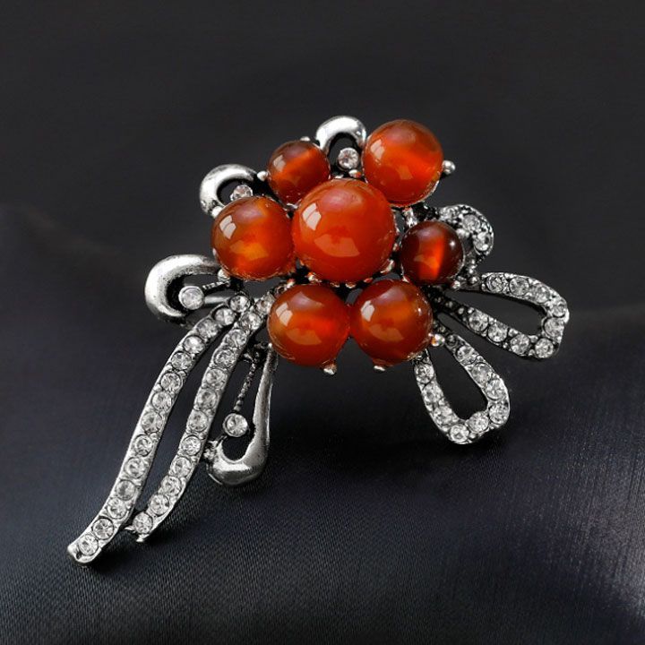 Cài áo đá đỏ
