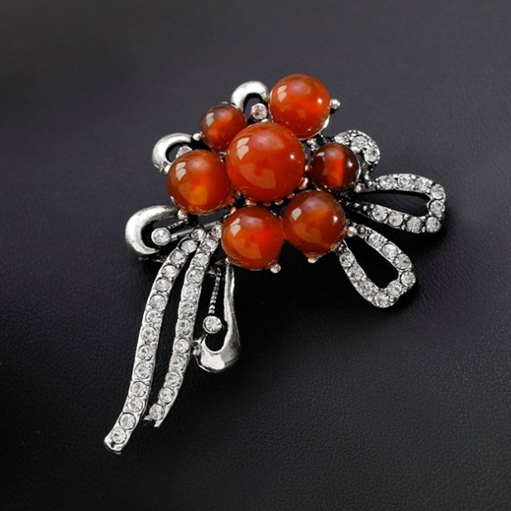 Cài áo đá đỏ