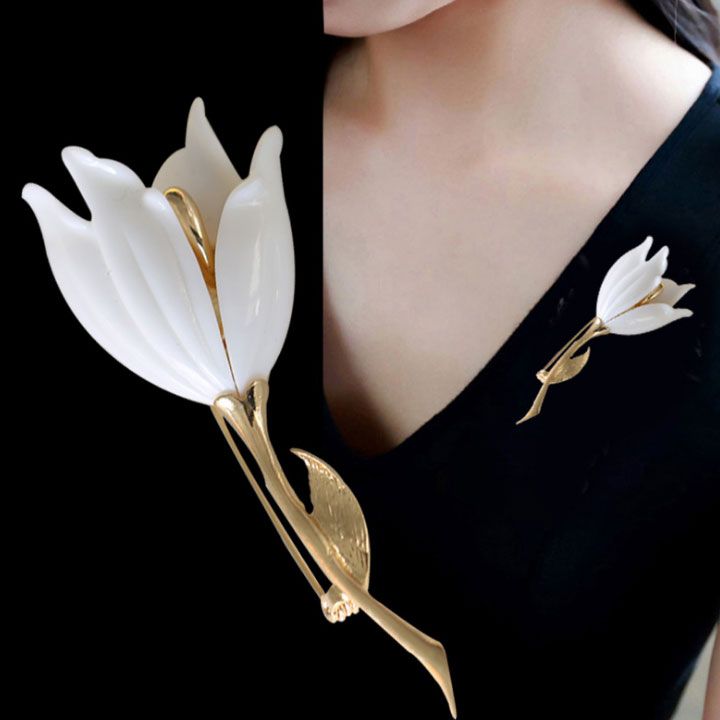 Cài áo hoa tulip trắng