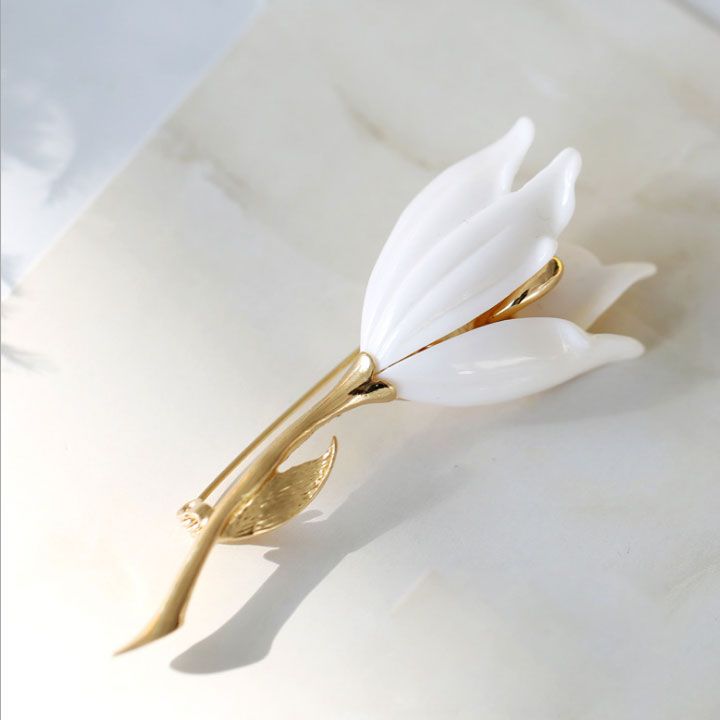 Cài áo hoa tulip trắng