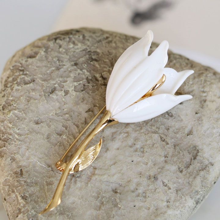 Cài áo hoa tulip trắng