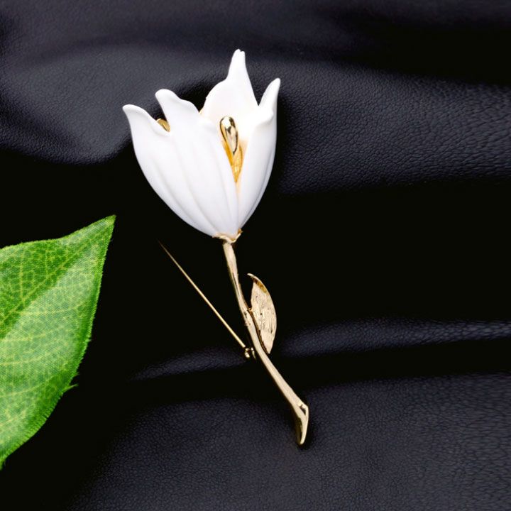 Cài áo hoa ly trắng