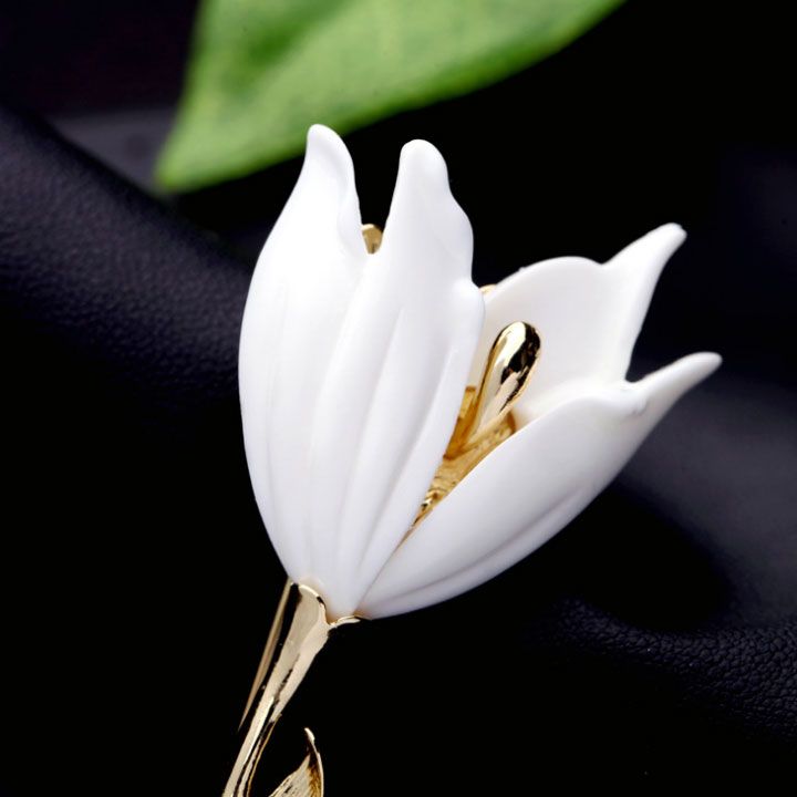 Cài áo hoa tulip trắng