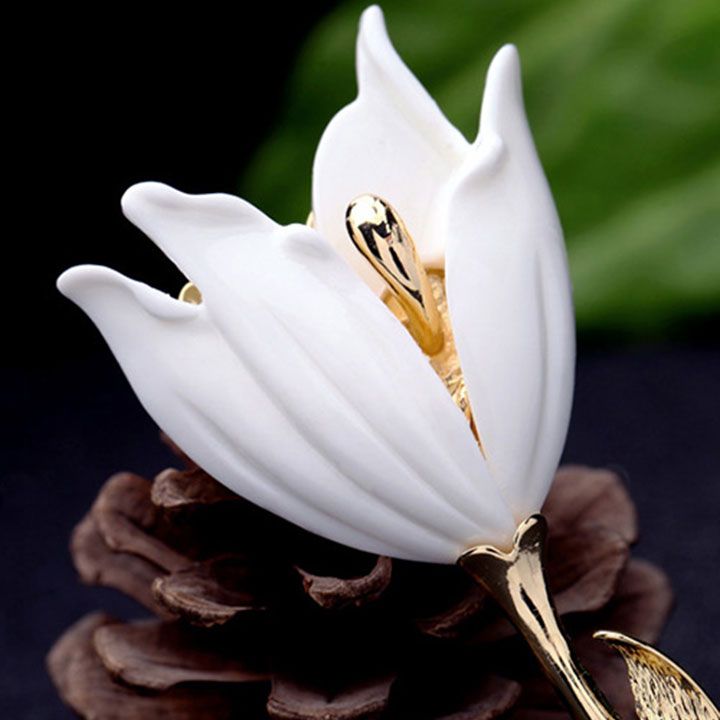 Cài áo hoa tulip trắng