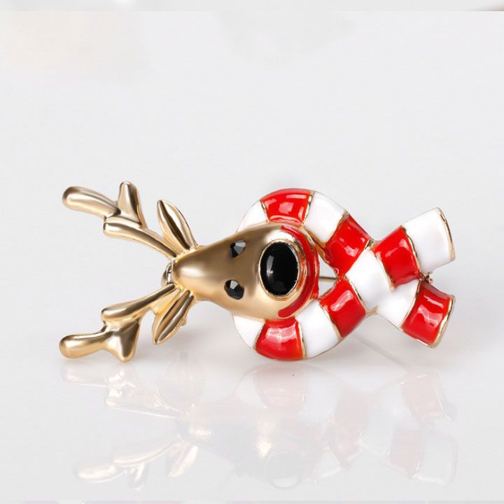 Cài áo tuần lộc quàng khăn