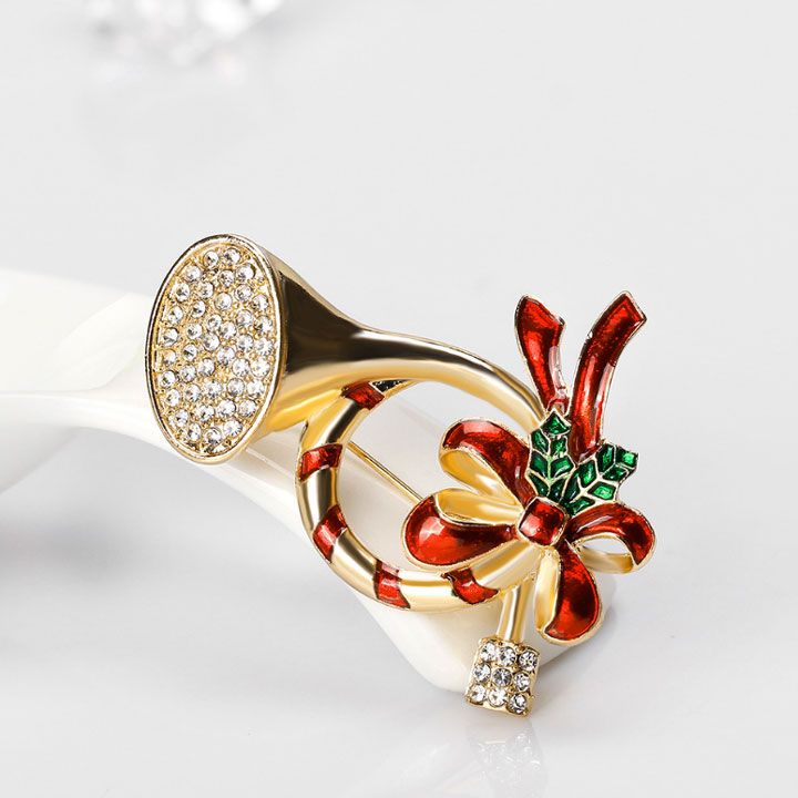 Cài áo chiếc kèn noel