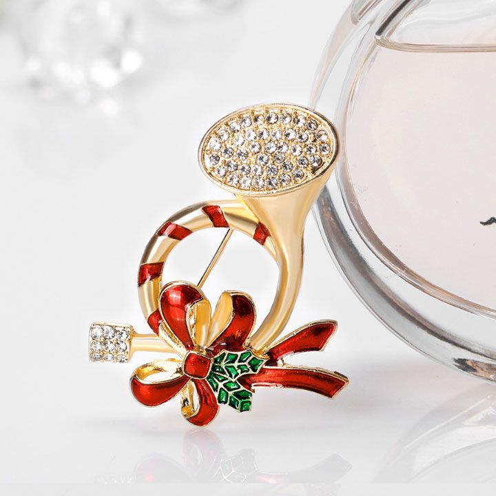 Cài áo chiếc kèn noel
