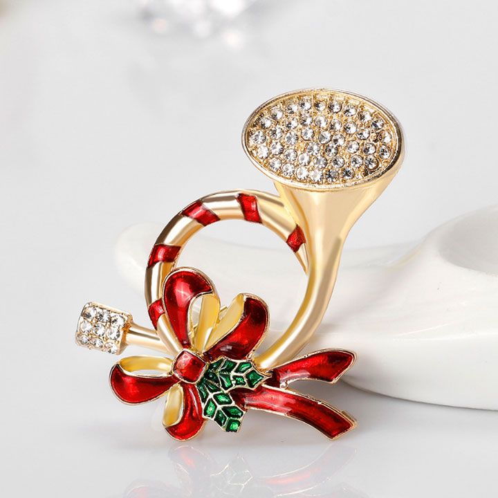 Cài áo chiếc kèn noel