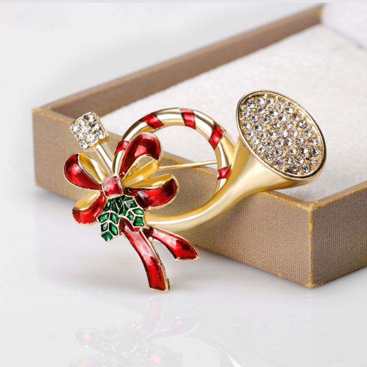Cài áo chiếc kèn noel
