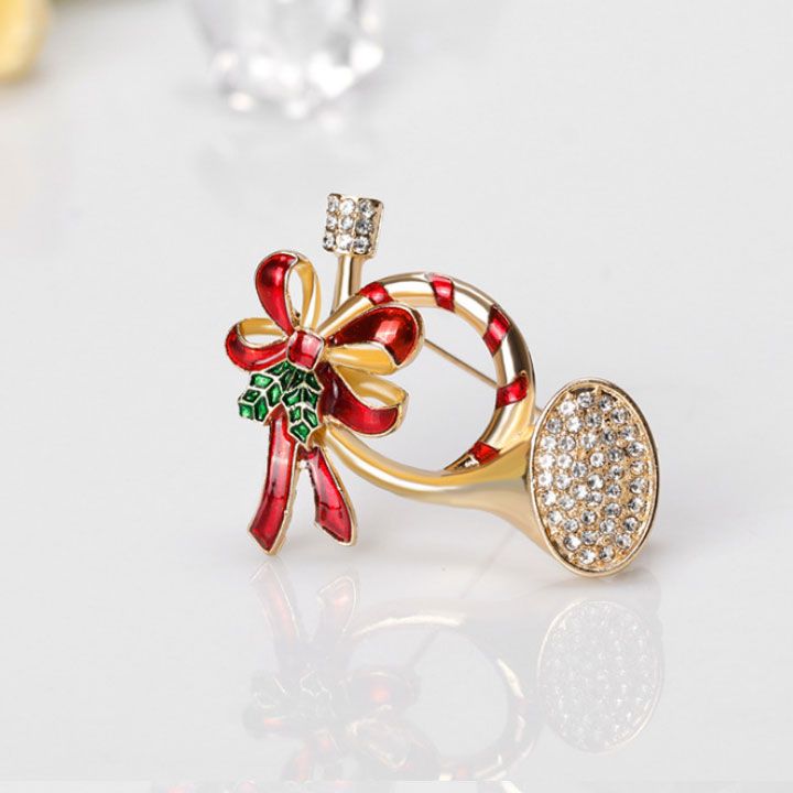 Cài áo chiếc kèn noel