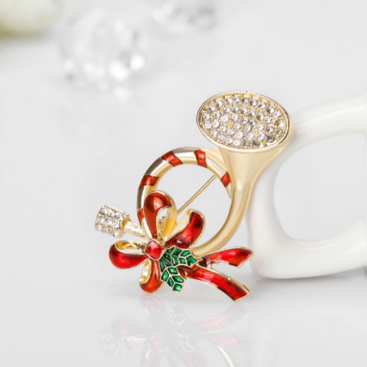 Cài áo chiếc kèn noel