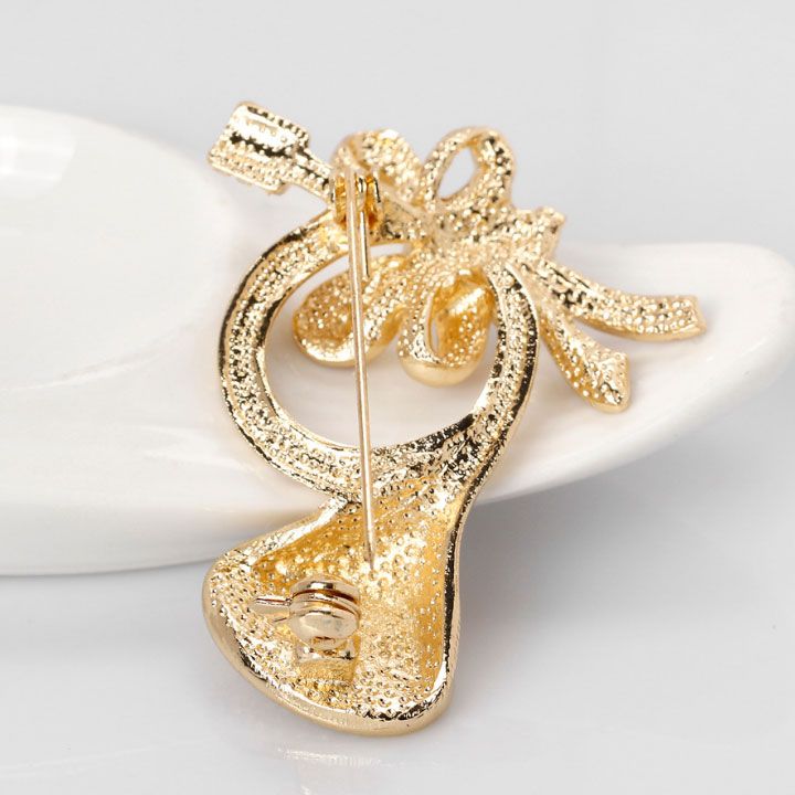 Cài áo chiếc kèn noel