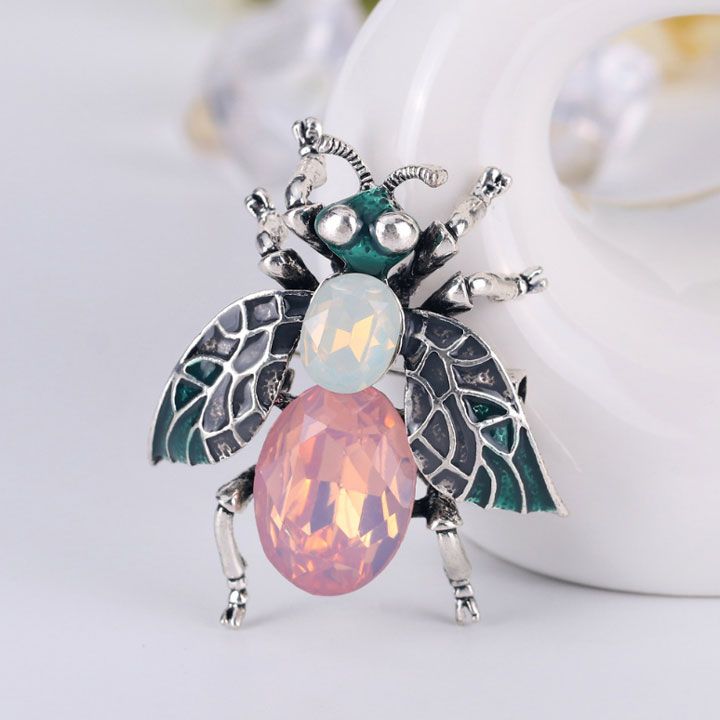 Cài áo ve sầu đá hồng