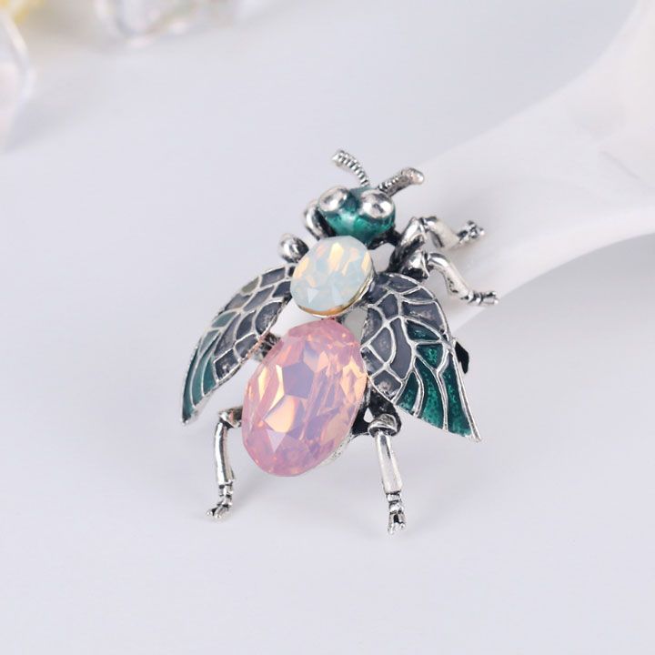 Cài áo ve sầu đá hồng
