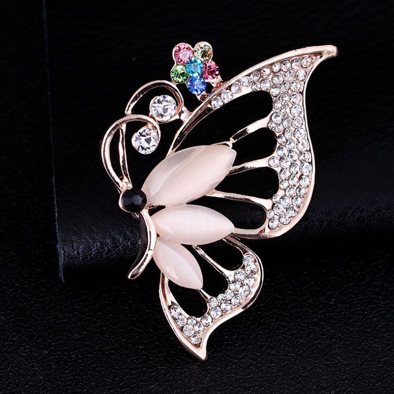 Cài áo hồ điệp tung cánh