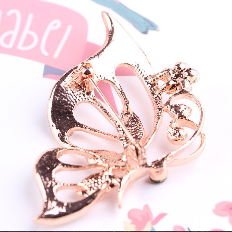 Cài áo hồ điệp tung cánh
