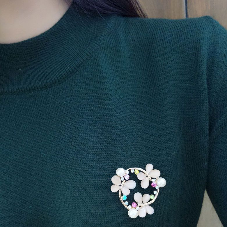 Cài áo vòng hoa cánh bướm