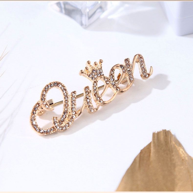 Cài áo Queen