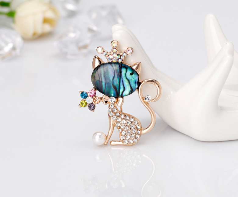 Cài áo mèo đội vương miện