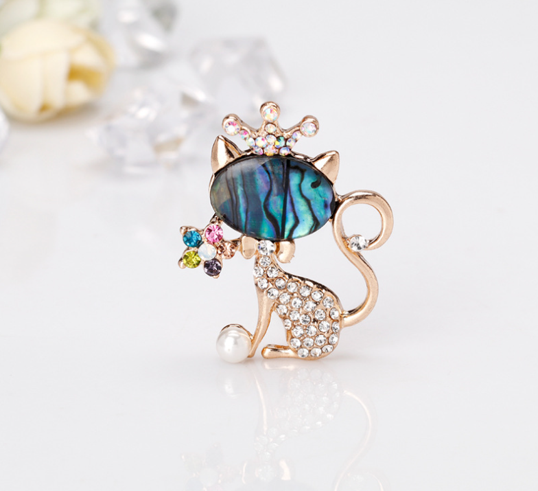 Cài áo mèo đội vương miện