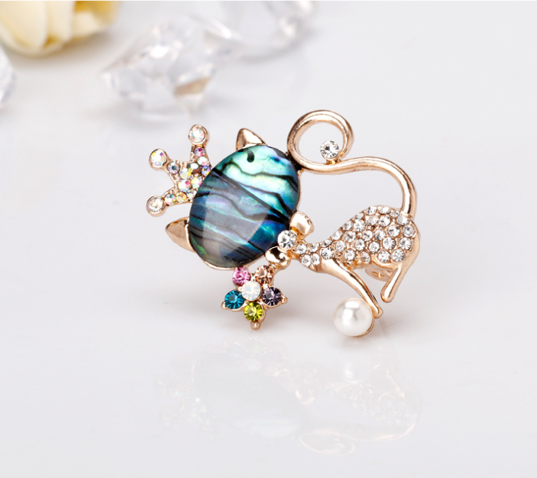 Cài áo mèo đội vương miện