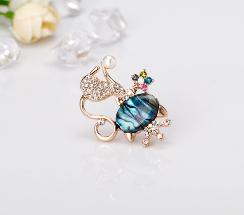 Cài áo mèo đội vương miện