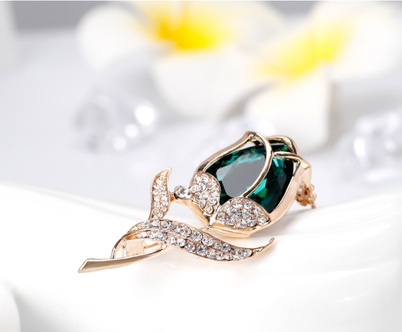 Cài áo hoa hồng pha lê xanh lá