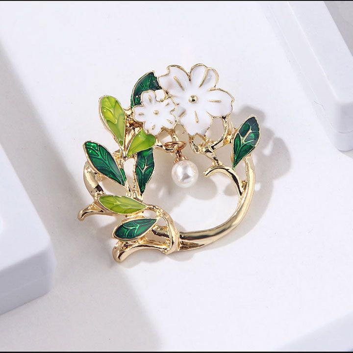 Cài áo vòng hoa bạch yến