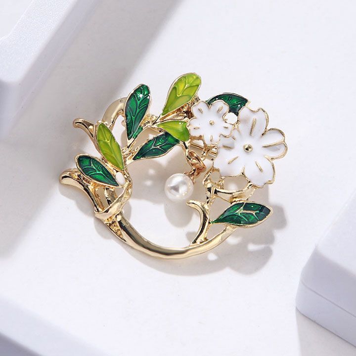 Cài áo vòng hoa bạch yến