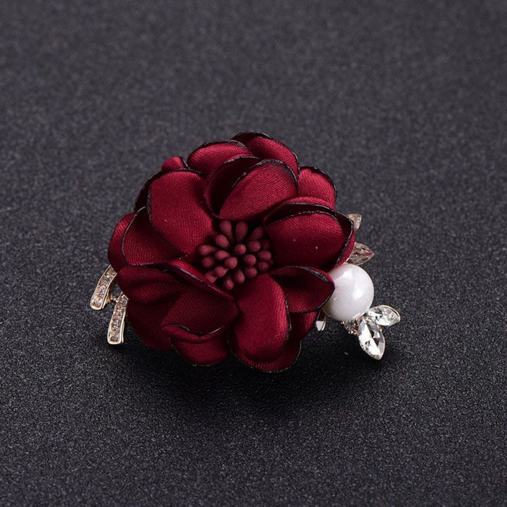 Cài áo hoa vải đỏ