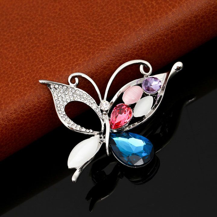 Cài áo cánh bướm