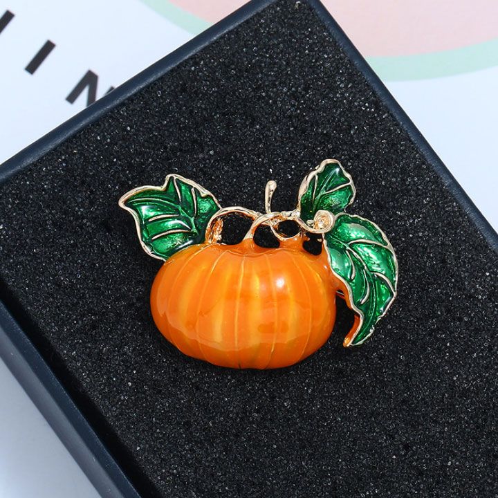 Cài áo bí đỏ