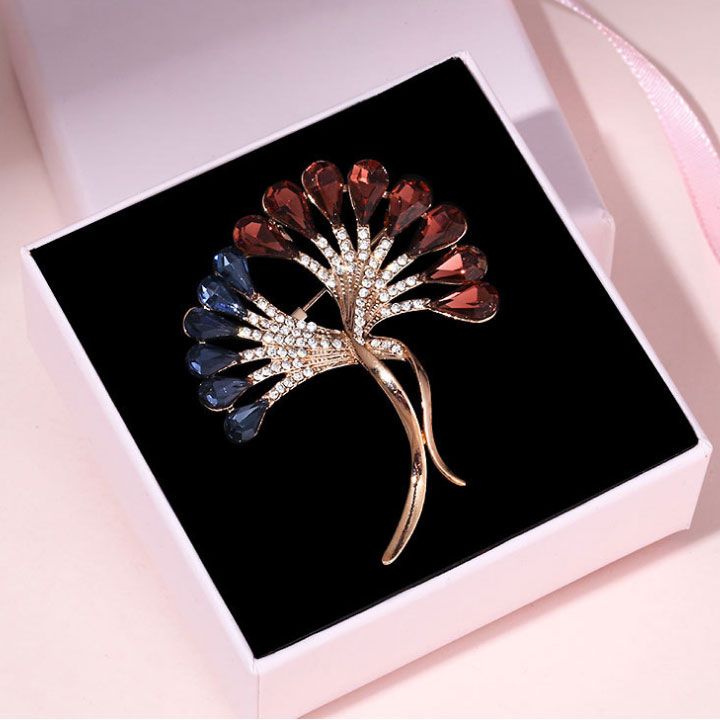 Cài áo hoa pha lê rẻ quạt