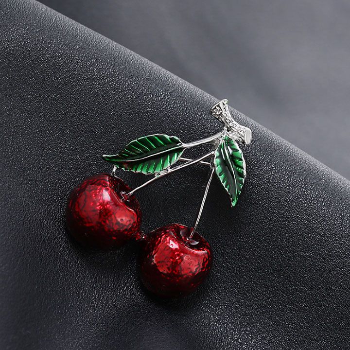 Cài áo cherry đỏ
