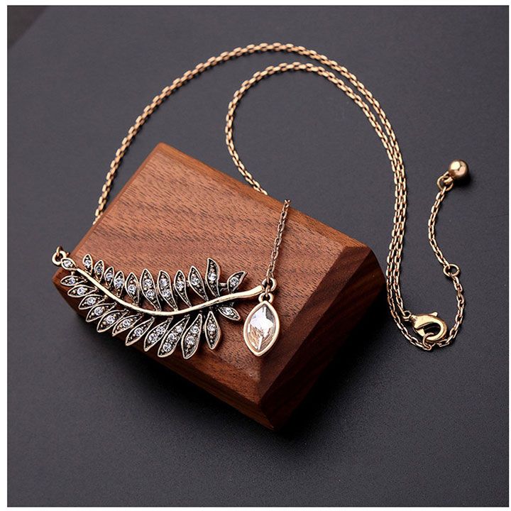 Vòng cổ mặt chiếc lá