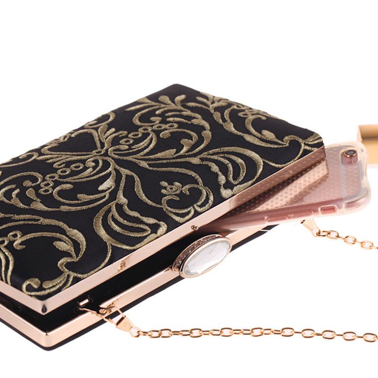 Clutch cầm tay đi tiệc hoa thêu nổi