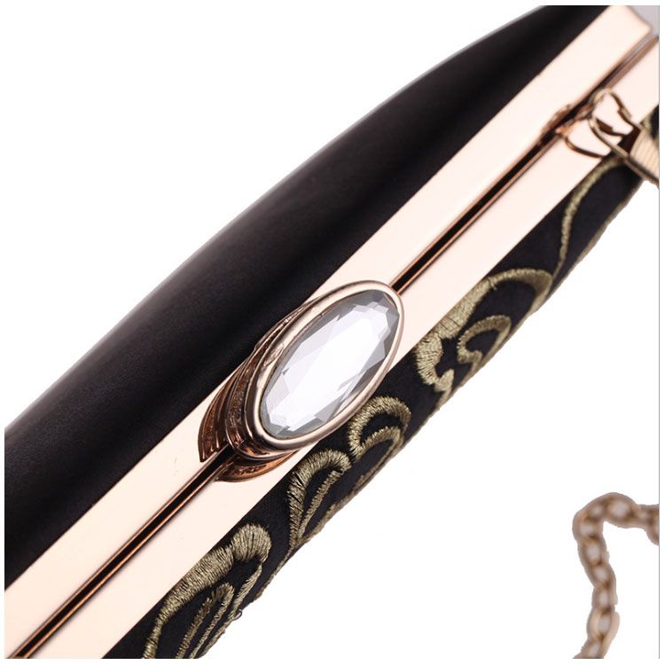 Clutch cầm tay đi tiệc hoa thêu nổi