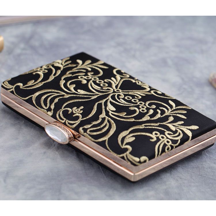 Clutch cầm tay đi tiệc hoa thêu nổi