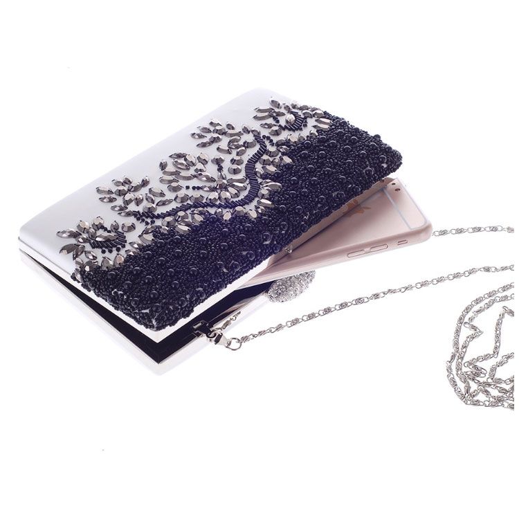 Clutch cầm tay đính đá bạc