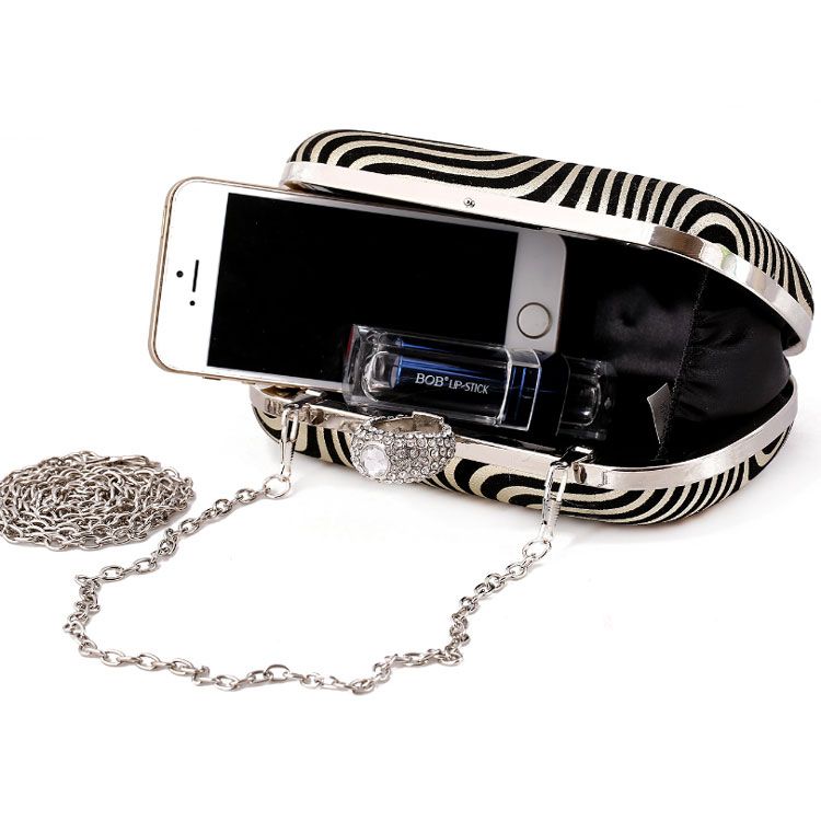Clutch cầm tay đi tiệc lượn sóng