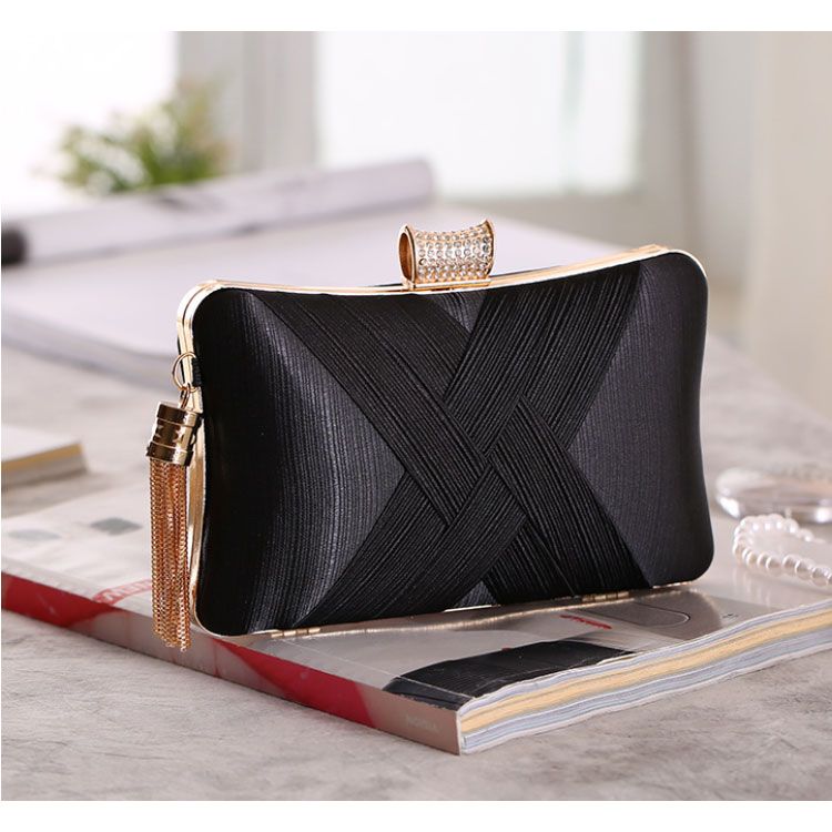 Clutch cầm tay đi tiệc đen