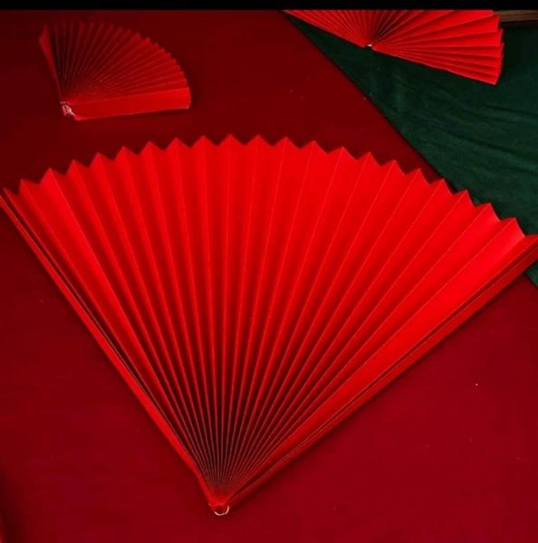 Giấy gấp quạt màu đỏ size 55x85cm