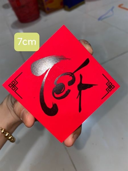 Chữ thư pháp nhung đỏ V-7cm-T24