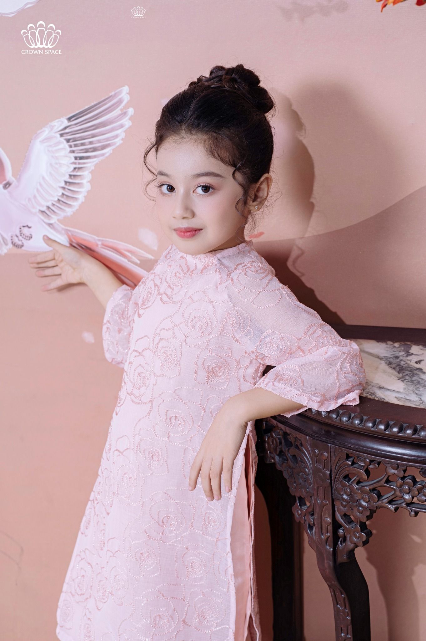 Áo Dài Tơ Bé Gái Màu Hồng, Ngọt Ngào, Thanh Lịch | Crown Space CKGL9942101/CKGL9942102