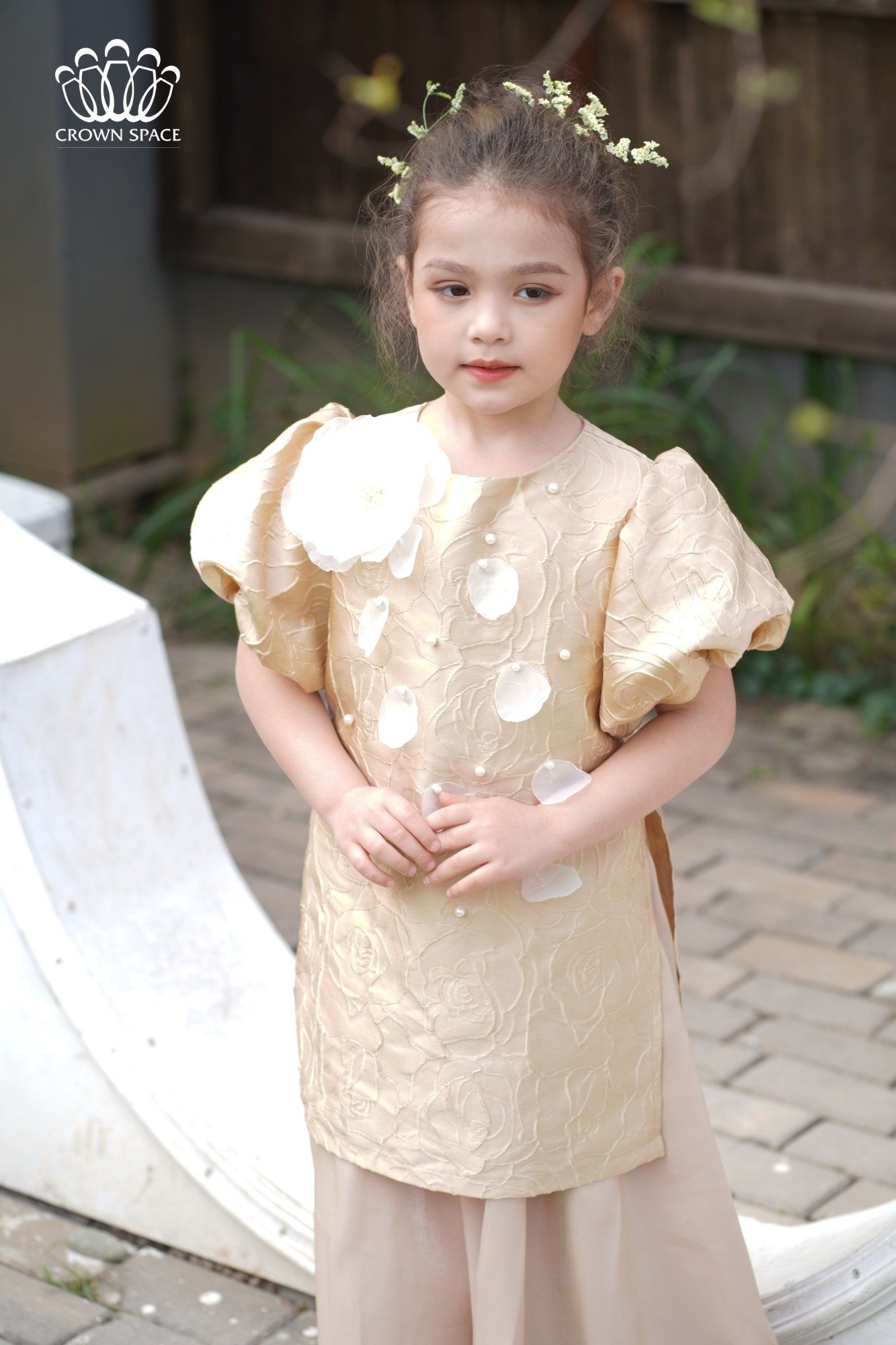 Áo Dài Cách Tân Bé Gái Màu Kem, Hiện Đại, Thanh Lịch | Crown Space CKGS9922901