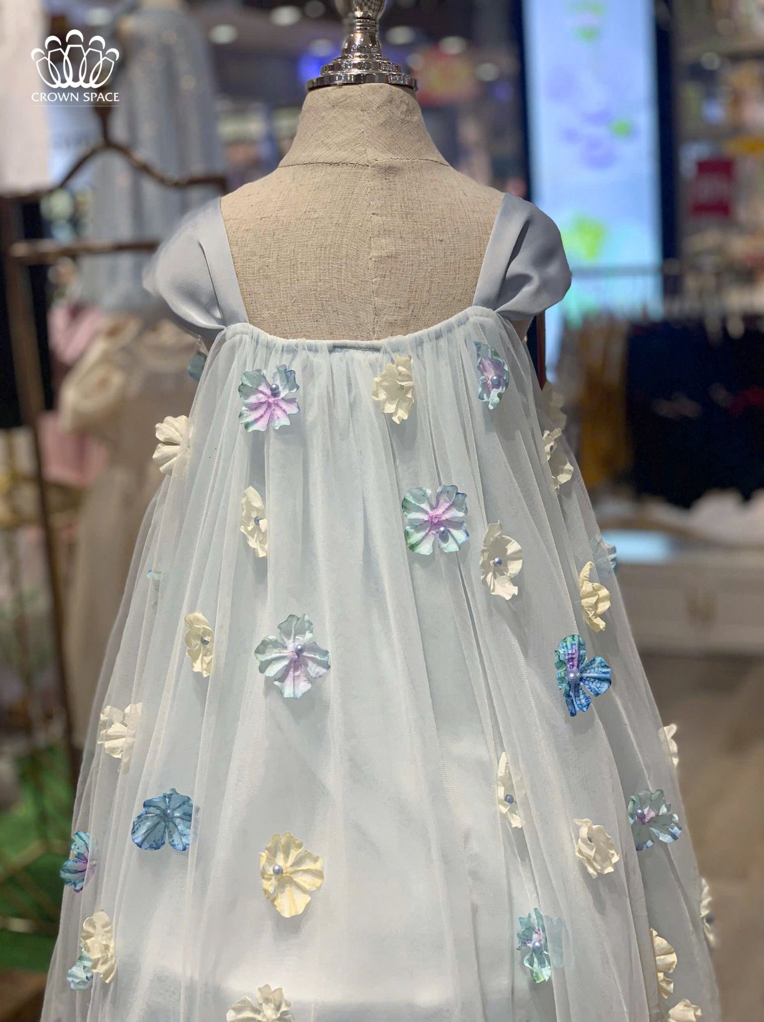 Váy Công Chúa Xanh Chiffon Hoa Bé Gái Đính Họa Tiết Tinh Tế | Crown Space CKGS3850110