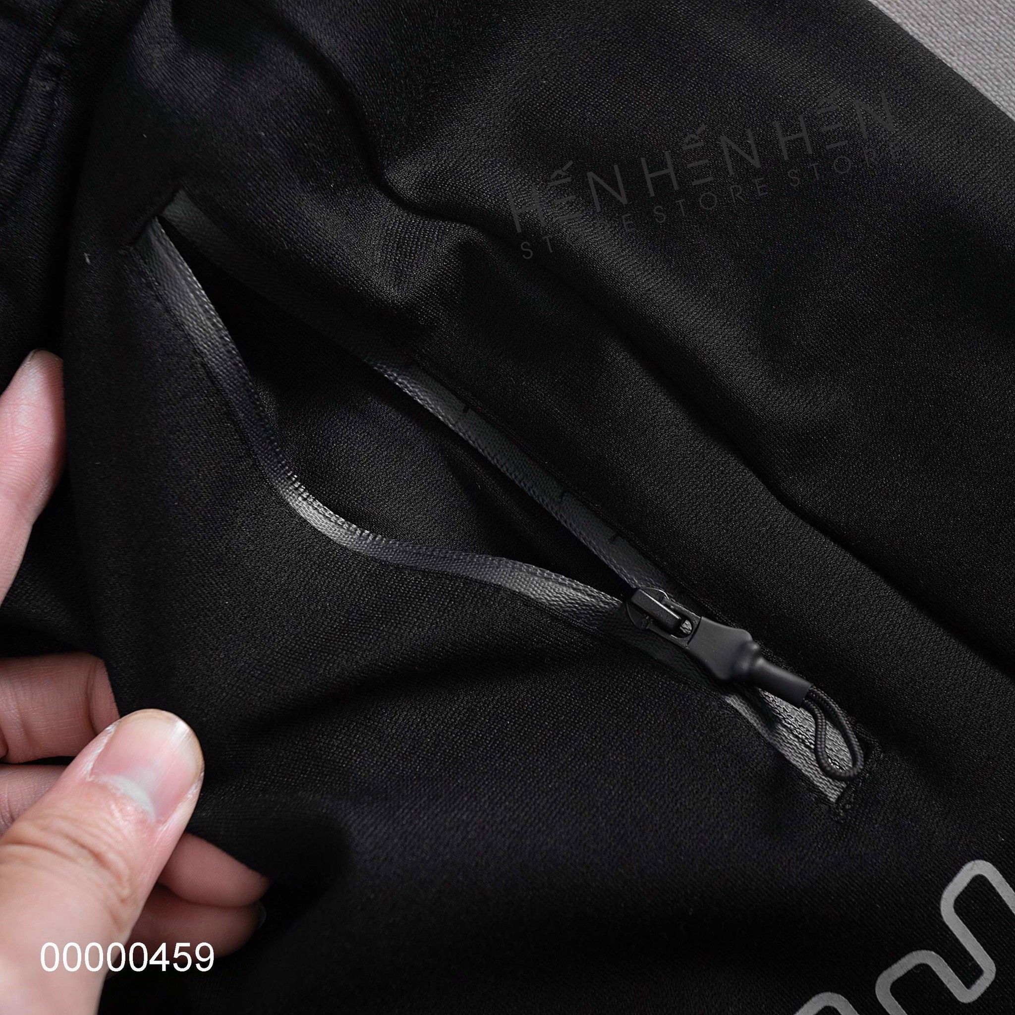 Quần jogger thun LC đen chữ to