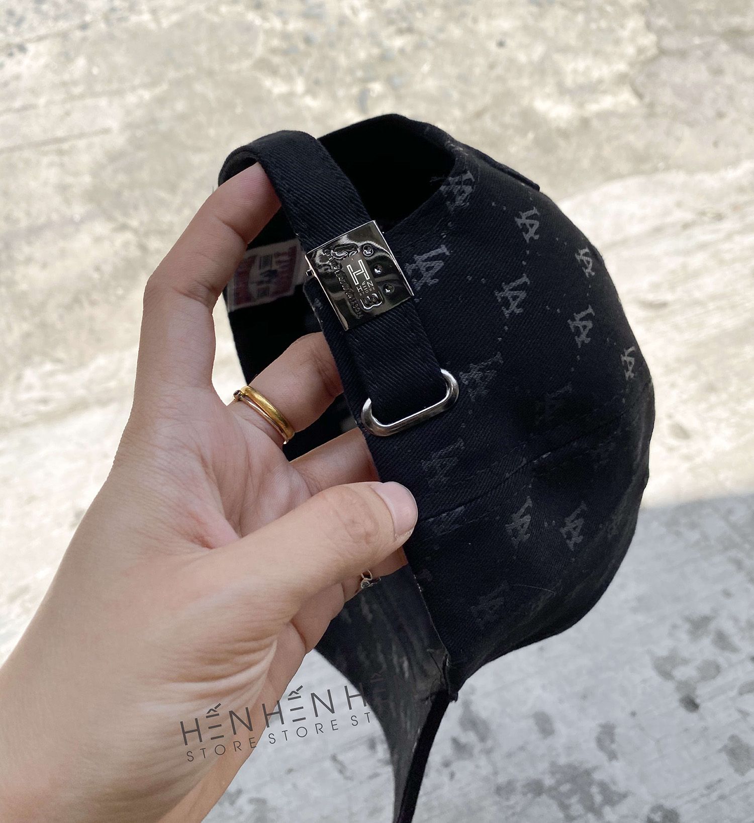 Nón MLB đen chữ LA